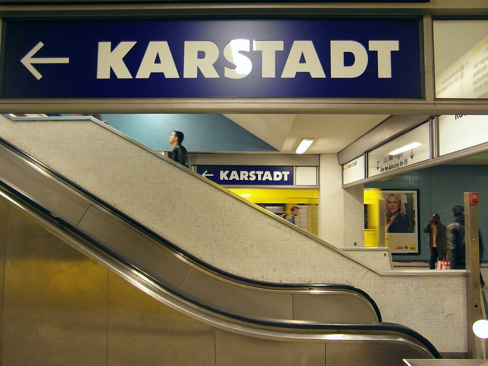 Bildunterschrift: Erinnern wir uns noch an die Kaufhaus-Riesen von damals? (Copyright: Photo by Ingolf BLN)